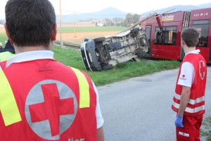 Regionalzug Gmunden-Vorchdorf rammt Lieferwagen