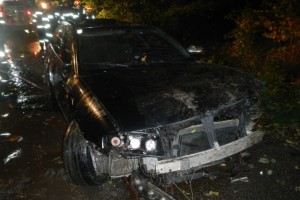 Mit Auto in Bach gestürzt - von Feuerwehr aus Unfallwrack geborgen