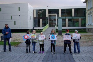 Vöcklabruck: Schüler demonstrieren für autofreien Schulplatz