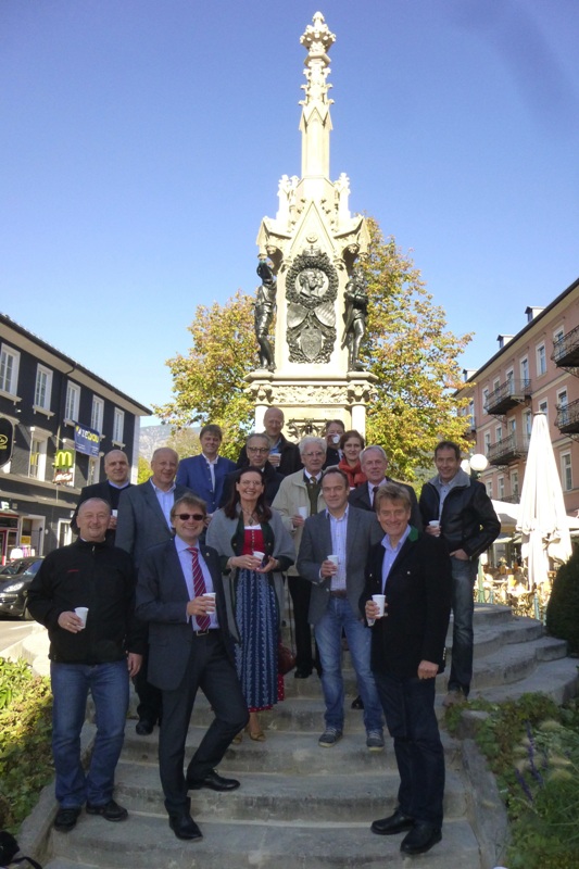 Vorstandsdirektor Johann Stadler für die Sparkasse Bad Ischl Privatstiftung, Bürgermeister Hannes Heide und DI Mag. Eva Lettl vom Bundesdenkmalamt nahmen mit einem Schluck Wasser den restaurierten Franz Carl Brunnen wieder in Betrieb.