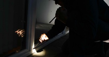 Einbruch in Roithamer Arztordinationen — Polizei bittet um Hinweise Einbrecher - Polizei im Einsatz, Einbruch in Haus