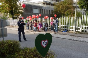Aktion Rasenherz statt Herzrasen: Volksschüler und Polizei schärfen Bewusstsein für die nachhaltige Herzgesundheit