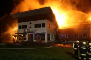 Tischlerei Holztrattner wurde Raub der Flammen - Restmüllcontainer als Brandursache