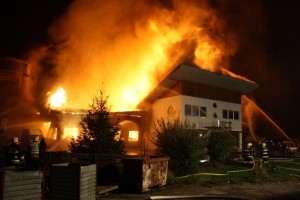 Tischlerei Holztrattner wurde Raub der Flammen - Restmüllcontainer als Brandursache