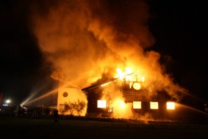 Tischlerei Holztrattner wurde Raub der Flammen - Restmüllcontainer als Brandursache