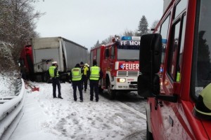 Lkw-Unfall auf schneeglatter Fahrbahn sorgt für Sperre der Westautobahn