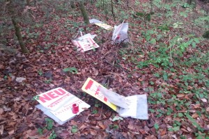 Pinsdorf: Zeitungsständer aufgebrochen und im Wald entsorgt