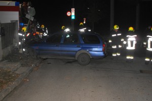 Schwanenstadt: frontal in Gartenzaunmauer gekracht