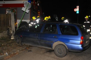 Schwanenstadt: frontal in Gartenzaunmauer gekracht