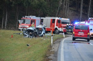 Frontalzusammenstoß fordert ein Todesopfer und sieben Verletzte