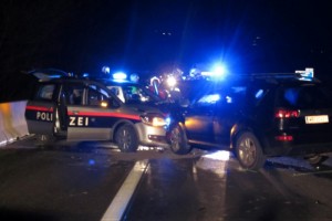 Mondsee: Geisterfahrer prallte gegen Polizeiauto