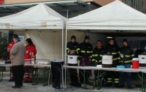 Punsch, Glühwein und Bosna - Feuerwehr & RK-Weihnachtsstand in Bad Ischl
