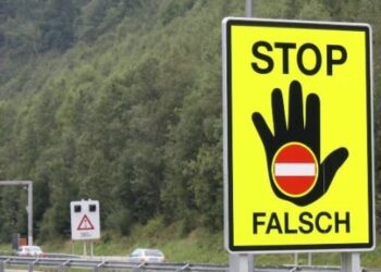 Mondsee: Geisterfahrer prallte gegen Polizeiauto