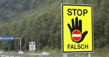 Mondsee: Geisterfahrer prallte gegen Polizeiauto
