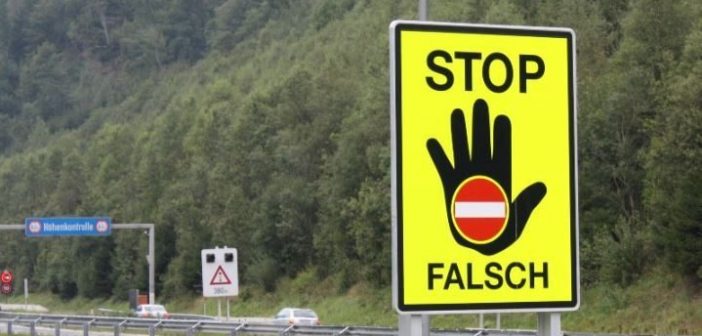 Mondsee: Geisterfahrer prallte gegen Polizeiauto
