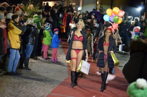 Open-Air-Laufsteg in der Gmundner Innenstadt