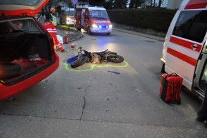 Gmunden: Mopedfahrer bei Unfall unter Auto geschleudert