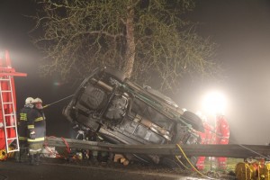 Spektakulärer Unfall in Gampern - Lenkerin mit drei Bergescheren aus Unfallwrack geschnitten