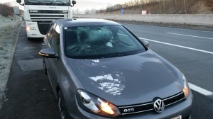 Auf Westautobahn - bei voller Fahrt fällt Eisplatte auf Windschutzscheibe