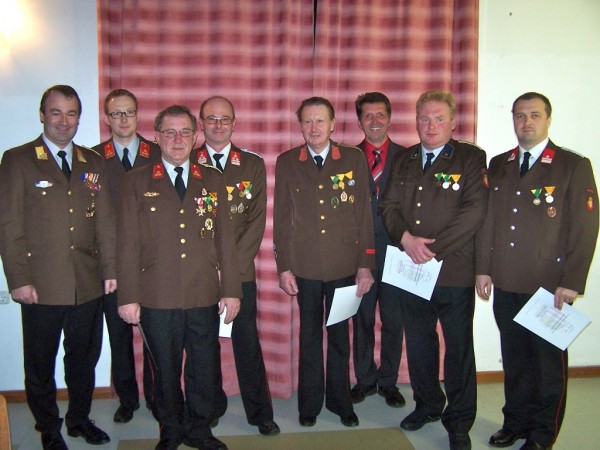 v.l. Hannes Niedermayr, Kdt. Alfred Speigner, Alfred Weik, Günther Feischl,, Josef Niedermayr, Bgm. Berthold Reiter, Johann Thaller, Johann Purrer