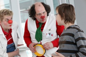 Vernissage unterstützt Lachvisiten im Salzkammergut-Klinikum Vöcklabruck