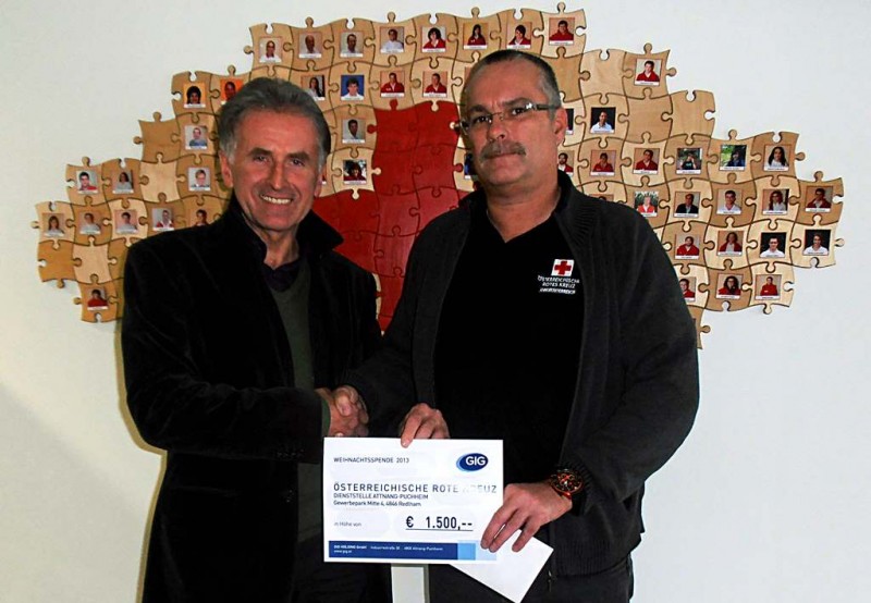 Franz Hitzl und Othmar Herzog vor dem Mitarbeiter-Puzzle an der neuen Rot-Kreuz-Dienststelle in Redlham
