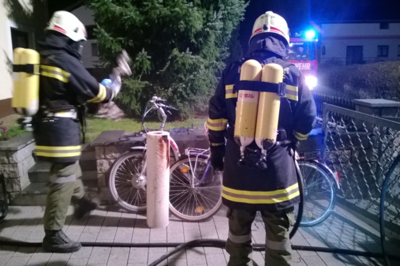 Elektrofahrrad ging in Flammen auf — Alarmanlage rettet Bewohner Elektrofahrrad ging in Flammen auf