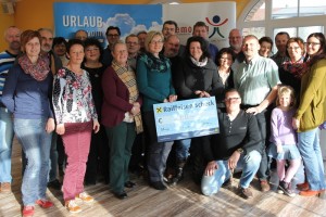 2.700 Euro Spende für Kumplgut in Wels - Glühweinstand war großartiger Erfolg