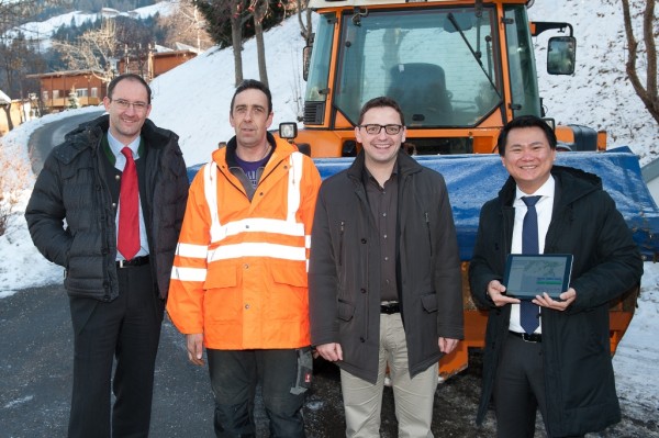 Ing. Christian Meschnig (CEplus), Reinhard Reiter (Gemeinde Gries), Karl Mühlsteiger (Bgm. von Gries), Phat Huynh (Telekom Austria Group). Foto: APA-Fotoservice/Lackner