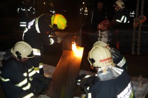 Attnang: mit 30-Tonnen Kran umgestürzt