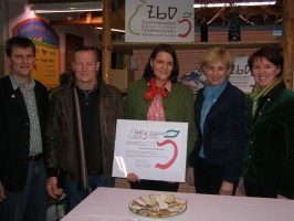 Ing. Roman Braun – Obmann Bezirksbauernkammer, Johann Schwarz – Obmann Bauernmarkt, Martina Prenneis – Geschäftsführerin Bauernmarkt,  Elfriede Schachinger, LAbg. Michaela Langer Weninger - Obfrau des Vereines Zusammenarbeit bäuerlicher Direktvermarkter (ZbD)