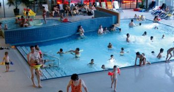 Gute Schüler werden in Vöcklabruck mit gratis Eintritt ins Bad belohnt Freizeitpark und Stadtsaal Vöcklabruck immer beliebter