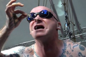 Weltrekordversuch geglückt - Schotte John Kamikaze beim "Day of Freakshow World Records 2014"