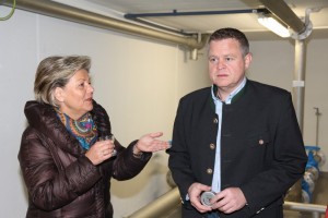 Ohlsdorfs Bürgermeisterin Christina Eisner mit Wassermeister