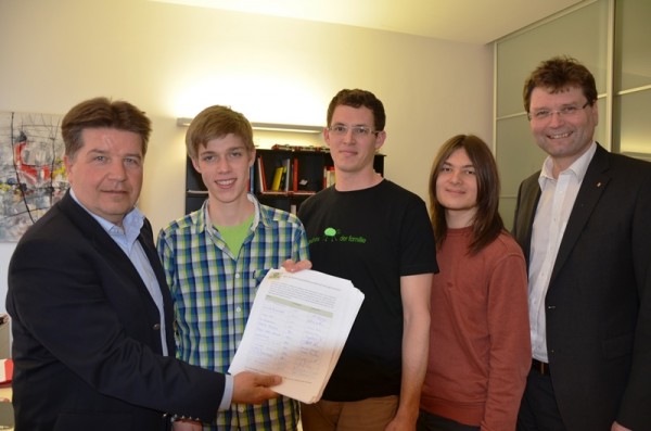 Junge Grüne überreichen LR Entholzer Unterschriften-Petition