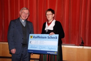 Spendenübergabe: Msgr. Pfarrer Hermann Pachinger, Anna Brandmayr