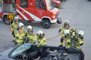 Feuerwehr Lenzing bekommt neue Einsatzbekleidung aus FR-Faser