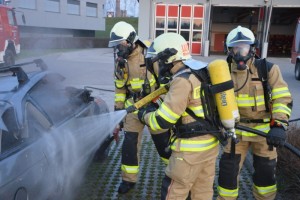 Feuerwehr Lenzing bekommt neue Einsatzbekleidung aus FR-Faser