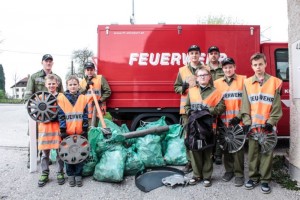 Feuerwehrjugend Ohlsdorf reinigt Straße
