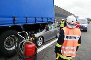 Auf Sattelschlepper aufgefahren - Horrorunfall leicht verletzt überlebt