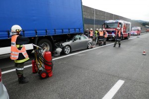 Auf Sattelschlepper aufgefahren - Horrorunfall leicht verletzt überlebt