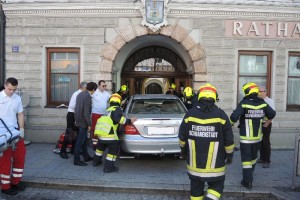 Schwanenstadt: mit Auto ins Rathaus gerast