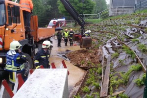 Laakirchen: Starkregen löst Mini-Hangrutschung aus