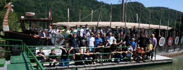 St. Wolfganger Jungfeuerwehrmänner auf dem Wikingerschiff