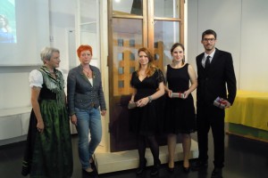 Schüler restaurieren historische Fenstertüre in der Lehar-Villa Bad Ischl