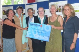 Scheckübergabe an das Frauenhaus Vöcklabruck und Pater Sporschill