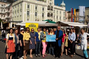 Scheckübergabe an das Frauenhaus Vöcklabruck und Pater Sporschill