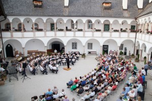 Die Polizei schwingt in den Sommer