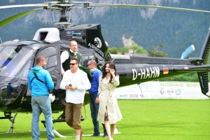 Conchita Wurst flog mit "Heli Salzkammergut" von Life Ball zum Narzissenfest