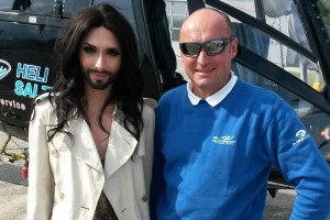 Conchita Wurst flog mit "Heli Salzkammergut" von Life Ball zum Narzissenfest